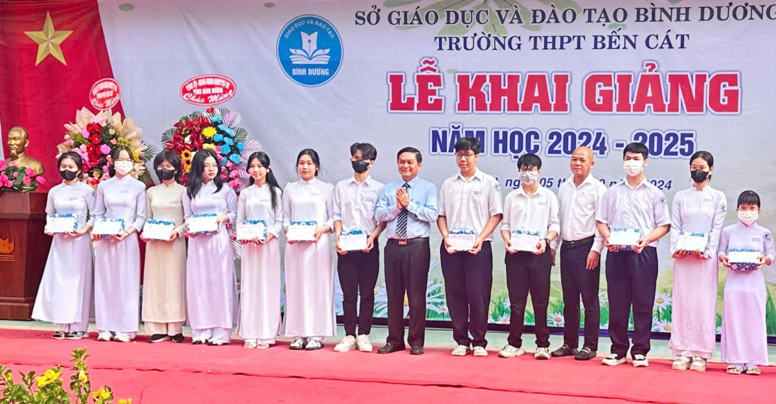 12-Đồng chí Nguyễn Văn Lộc và đồng chí Nguyễn Xuân Giang, Giám đốc Vietcombank Bắc Bình Dương trao học bổng “Tiếp sức đến trường” cho các em học sinh.